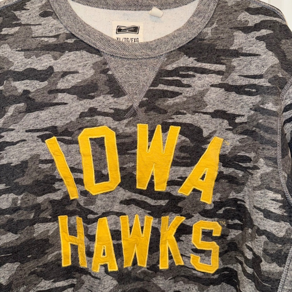 Tailgate Iowa Hawkeyes Mens XL Camo Sweatshirt Gray Gold Collegiate Crewneck